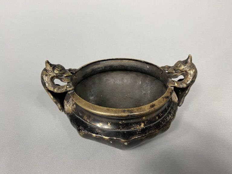 Chine - Brûle-parfum tripode en bronze flanqué de deux anses formant des bêtes…