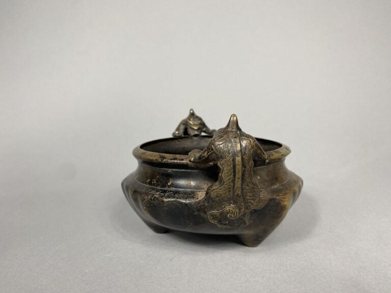 Chine - Brûle-parfum tripode en bronze flanqué de deux anses formant des bêtes…