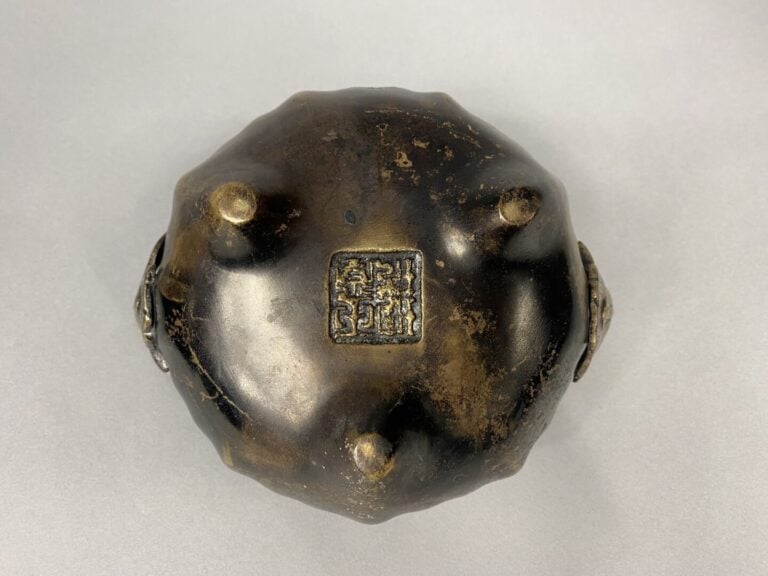 Chine - Brûle-parfum tripode en bronze flanqué de deux anses formant des bêtes…