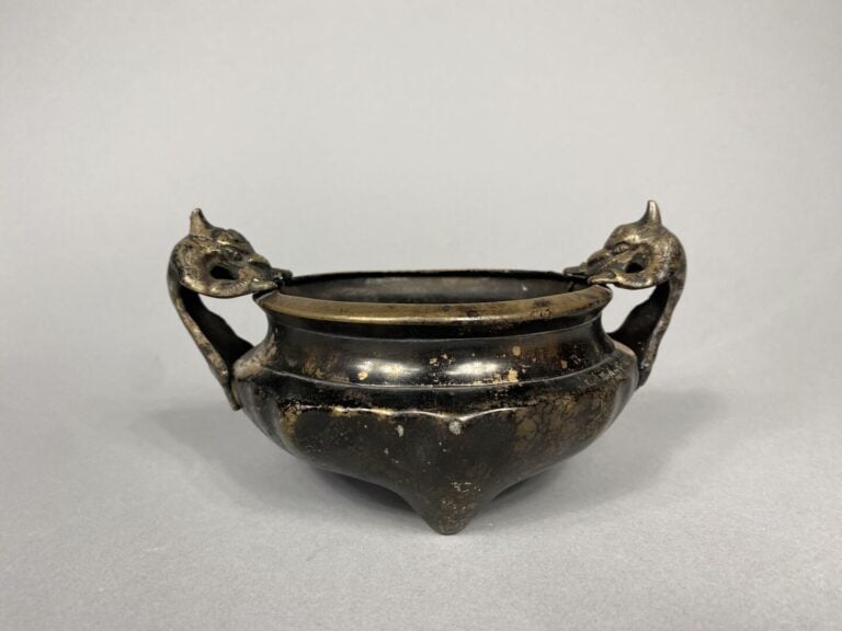 Chine - Brûle-parfum tripode en bronze flanqué de deux anses formant des bêtes…