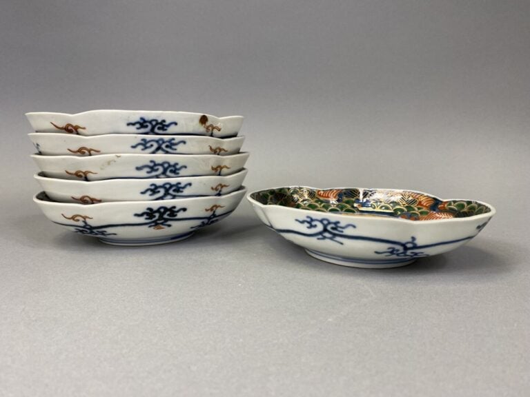 Chine / Japon - Ensemble de six coupelles polylobées en porcelaine émaillée pol…