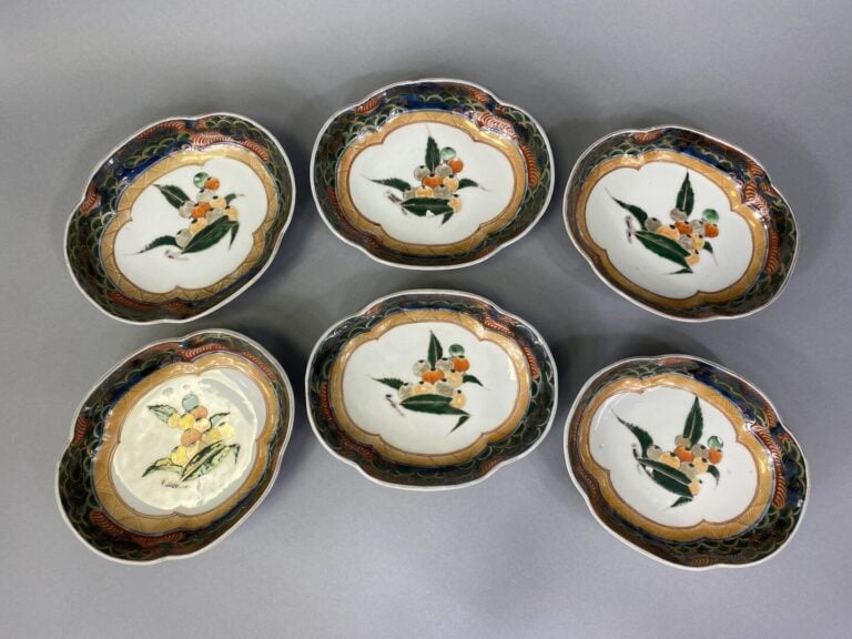 Chine / Japon - Ensemble de six coupelles polylobées en porcelaine émaillée pol…