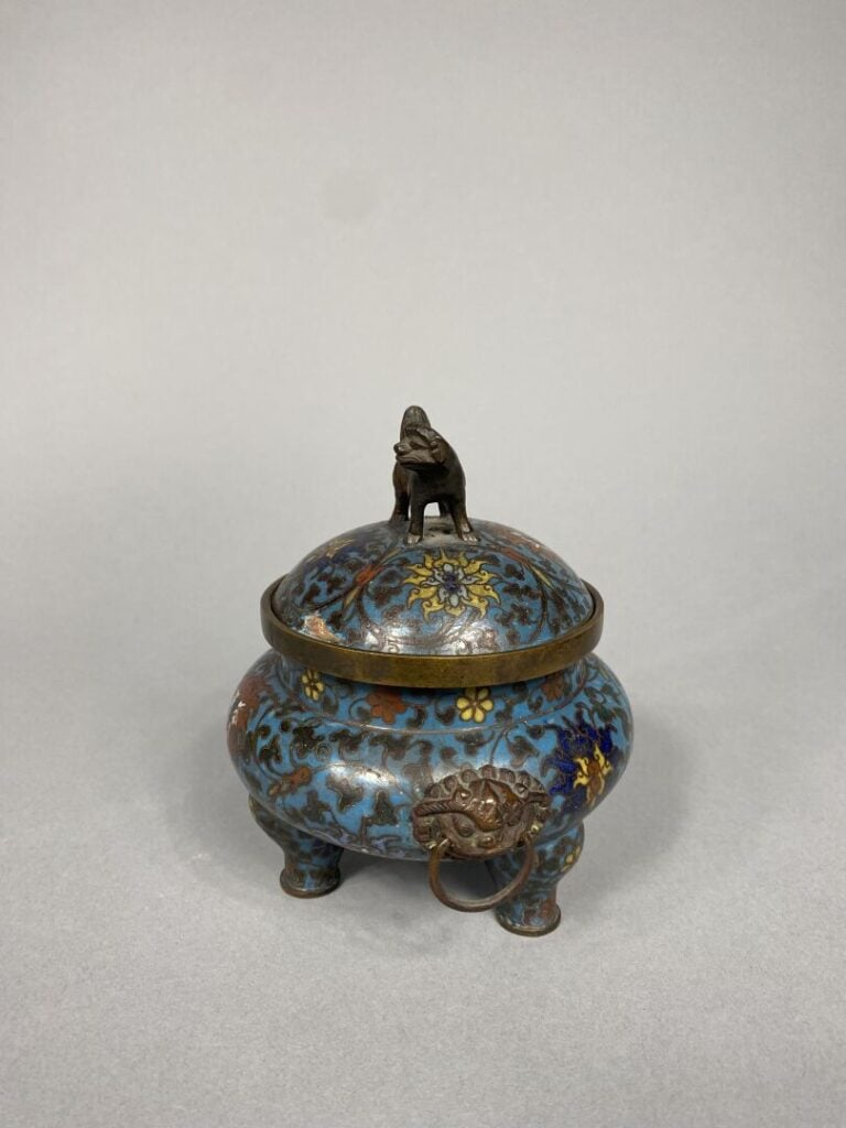Chine - Petit brûle-parfum tripode en émaux cloisonnés à décor de fleurs sur fo…