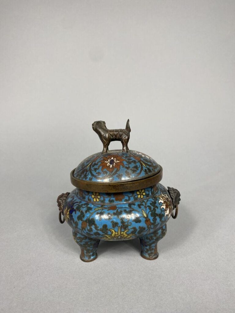 Chine - Petit brûle-parfum tripode en émaux cloisonnés à décor de fleurs sur fo…