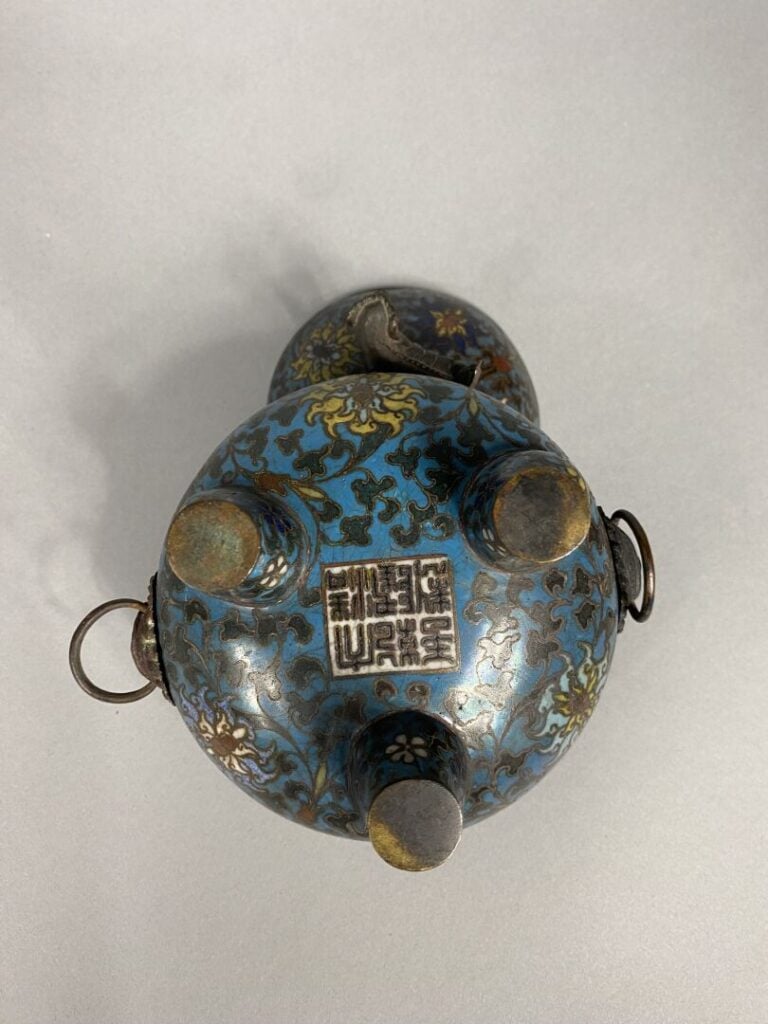 Chine - Petit brûle-parfum tripode en émaux cloisonnés à décor de fleurs sur fo…