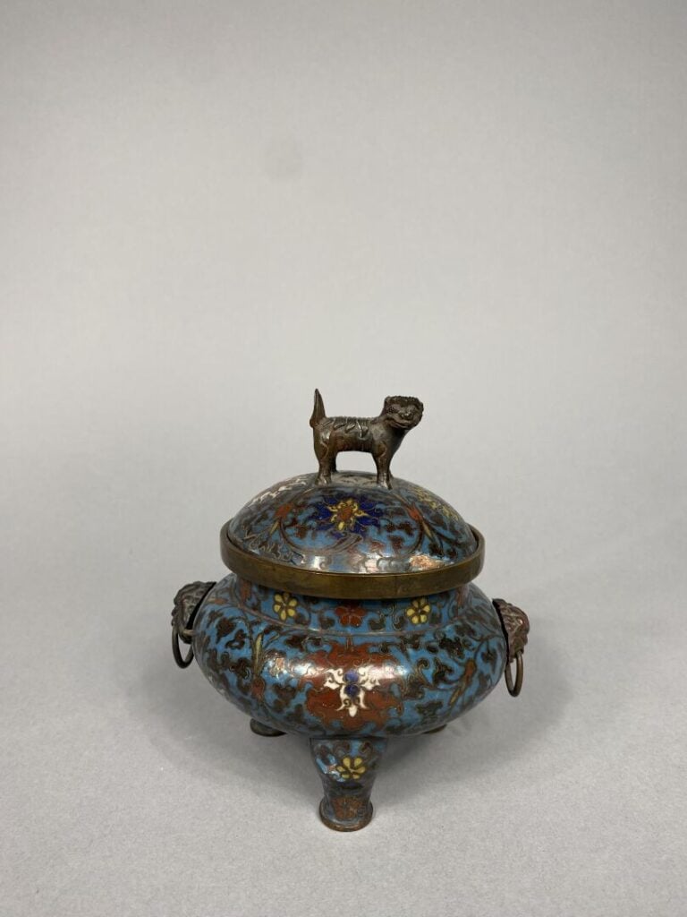 Chine - Petit brûle-parfum tripode en émaux cloisonnés à décor de fleurs sur fo…