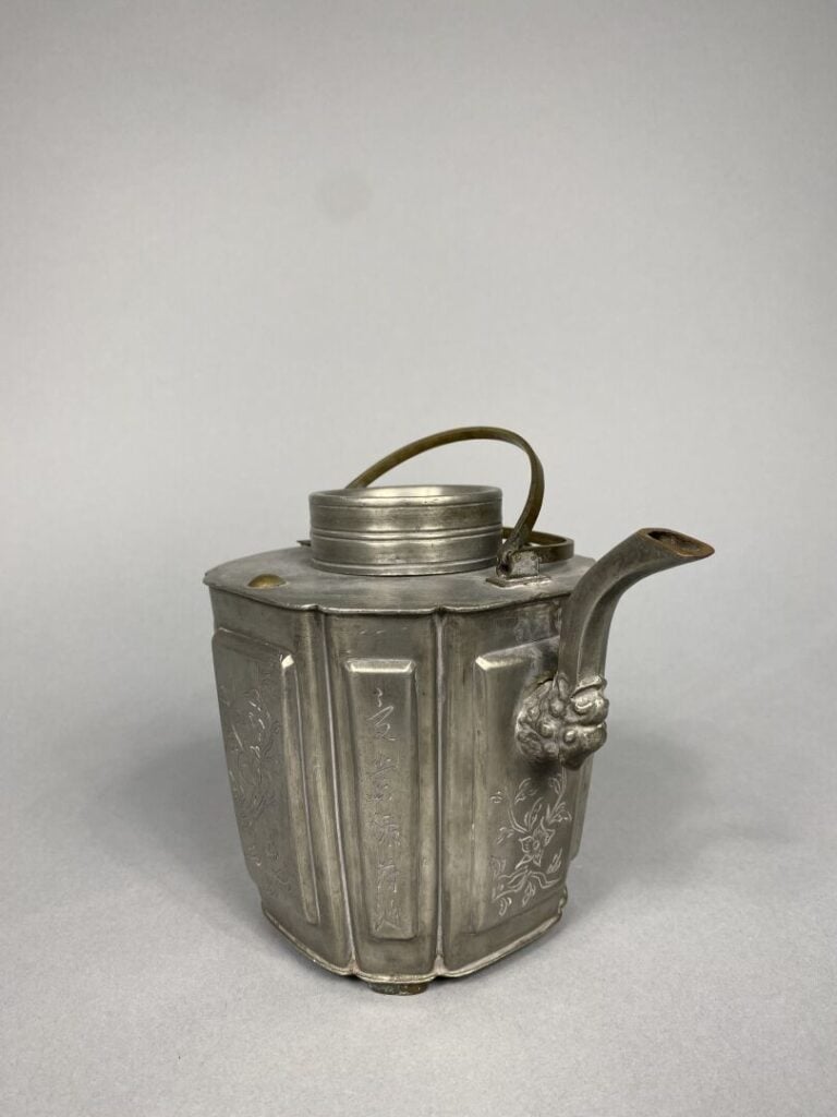 Chine - Théière en étain gravé à décor de fleurs et inscriptions - H: 15.5 cm…