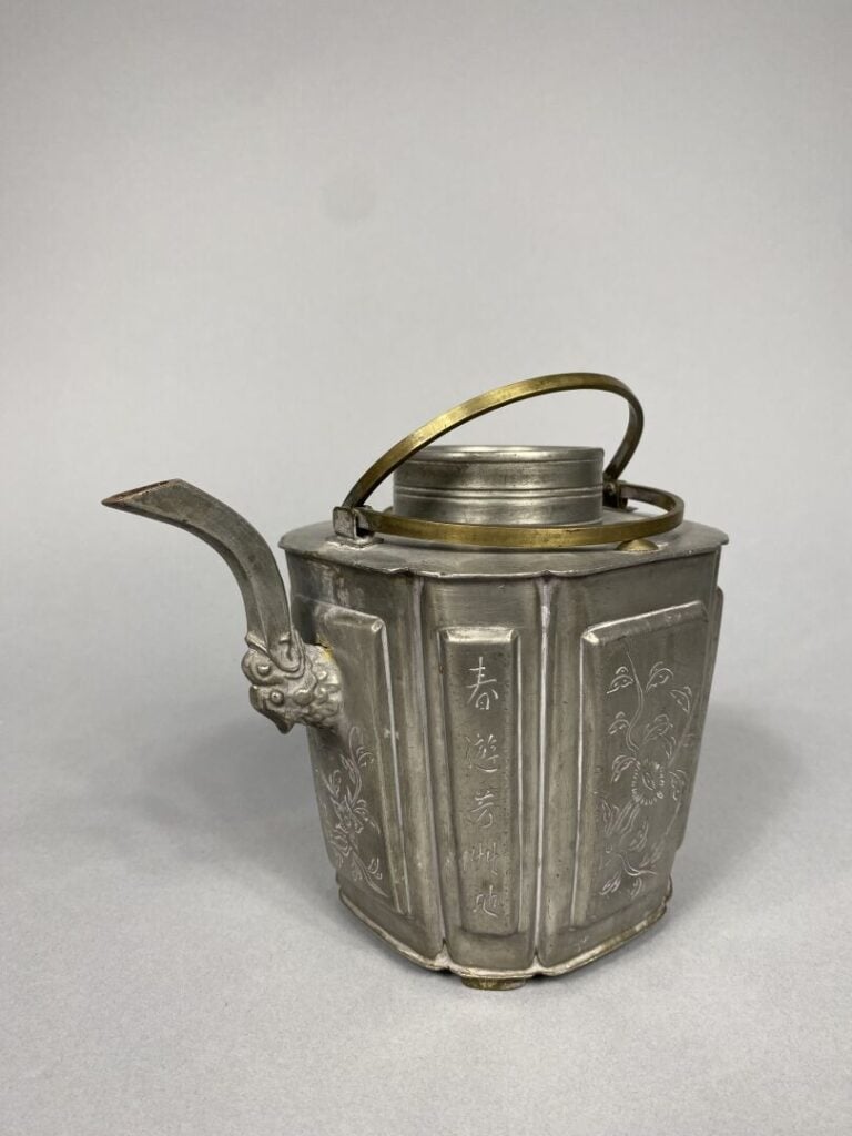 Chine - Théière en étain gravé à décor de fleurs et inscriptions - H: 15.5 cm…
