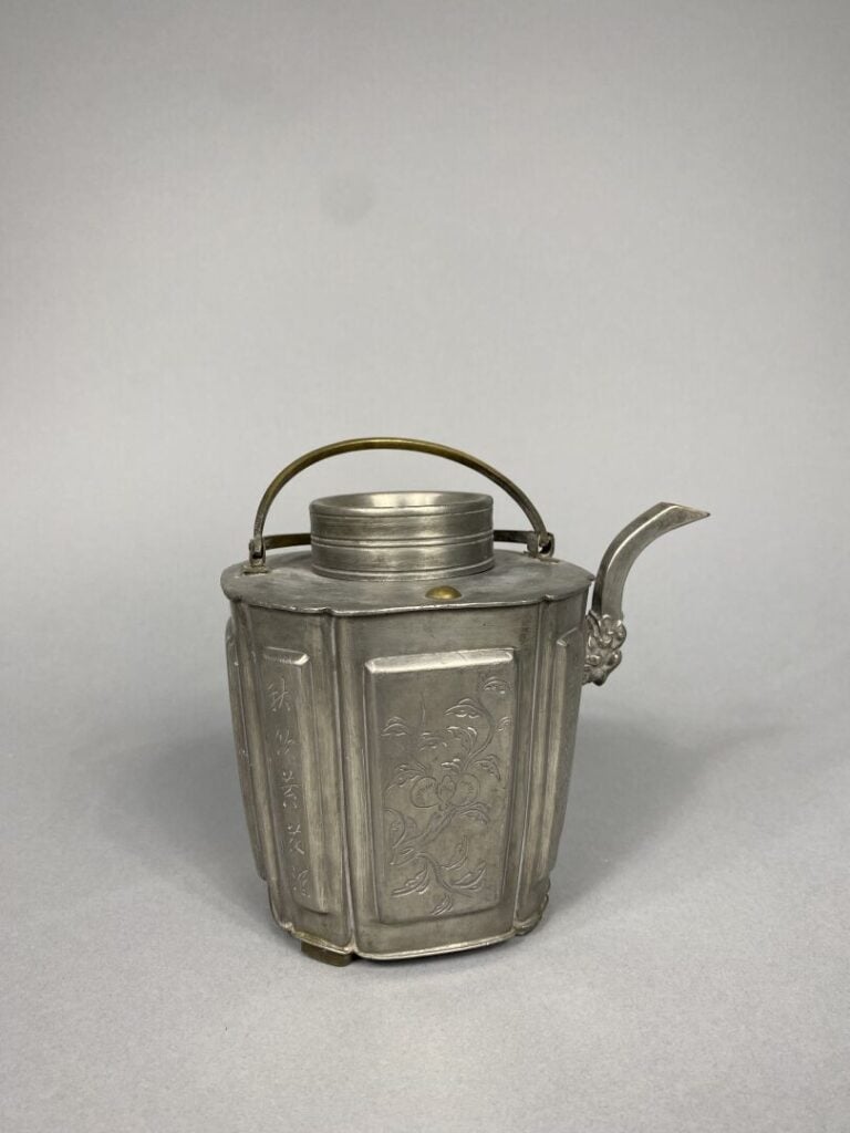 Chine - Théière en étain gravé à décor de fleurs et inscriptions - H: 15.5 cm…