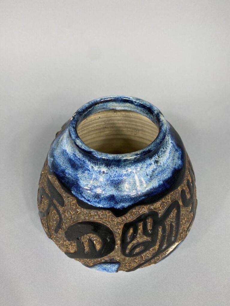 Chine - Vase à panse renflée et petit col droit en grès émaillé dans les tons b…