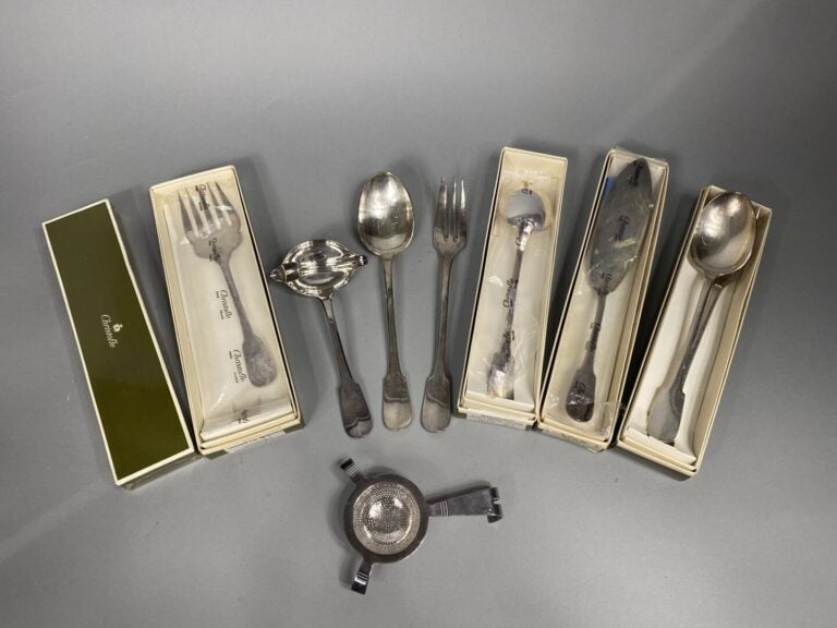 CHRISTOFLE - Partie de ménagère en métal argenté modèle Cluny, comprenant : - -…