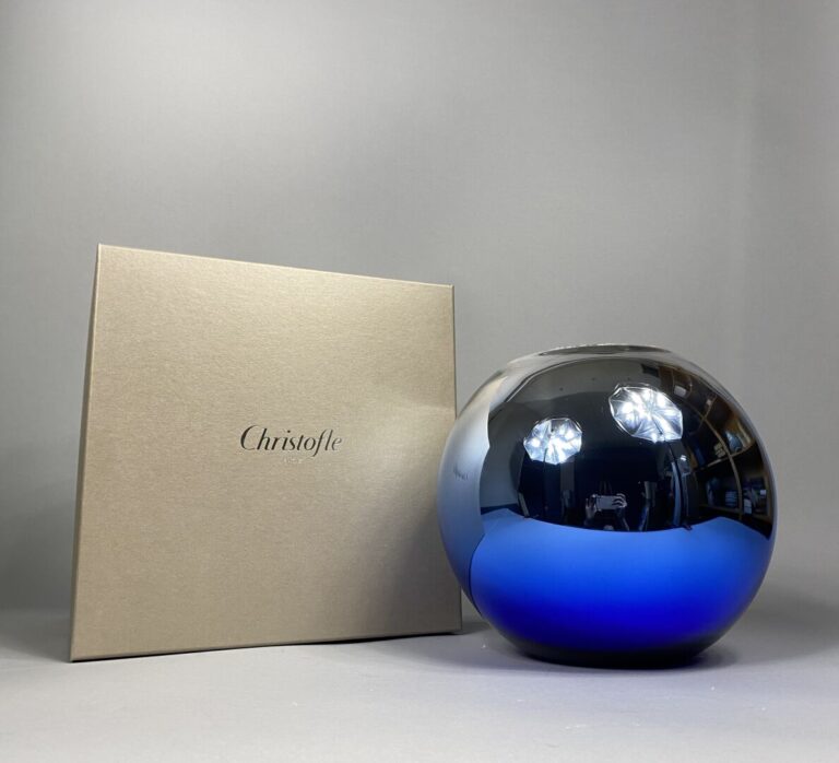 CHRISTOFLE - Vase boule en verre dans les tons bleu et argenté - Signé sous la…
