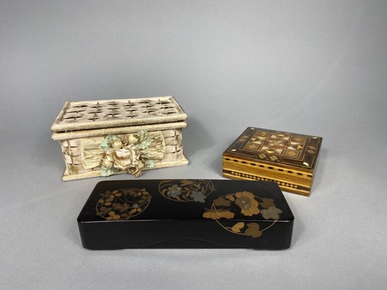 Coffret rectangulaire en bois à décor d'incrustations de nacre, coffret en pail…