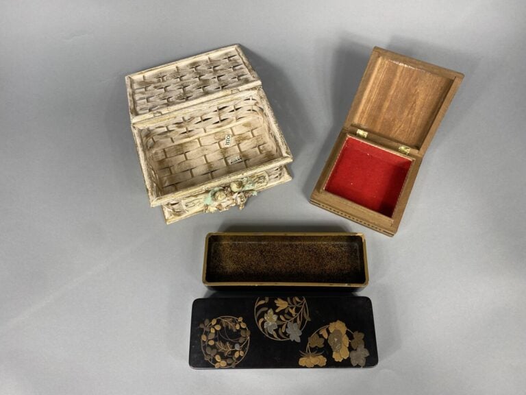 Coffret rectangulaire en bois à décor d'incrustations de nacre, coffret en pail…