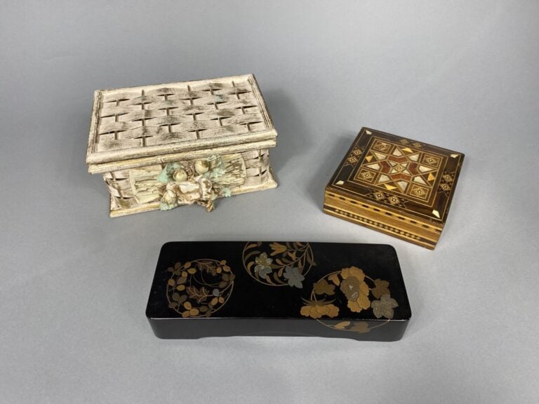 Coffret rectangulaire en bois à décor d'incrustations de nacre, coffret en pail…