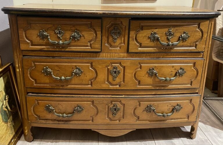 Commode en bois mouluré et sculpté ouvrant à quatre tiroirs sur trois rangs, mo…