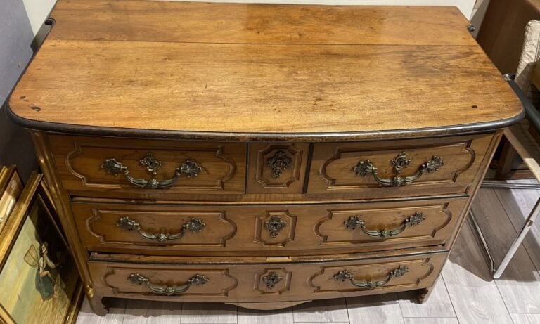 Commode en bois mouluré et sculpté ouvrant à quatre tiroirs sur trois rangs, mo…