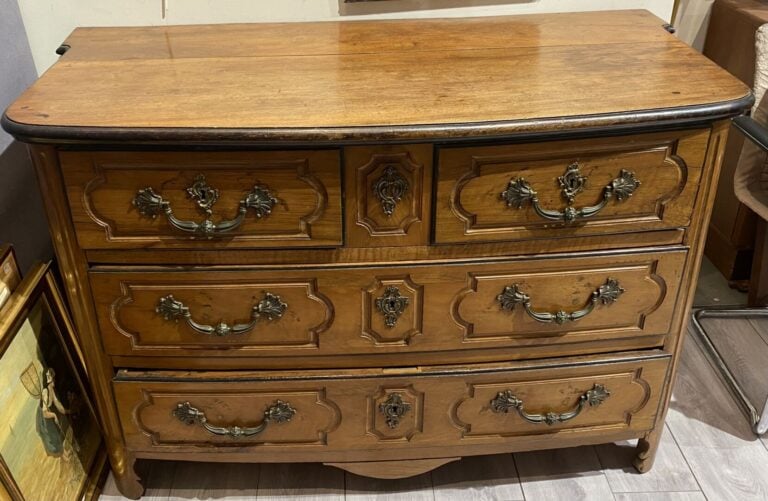 Commode en bois mouluré et sculpté ouvrant à quatre tiroirs sur trois rangs, mo…