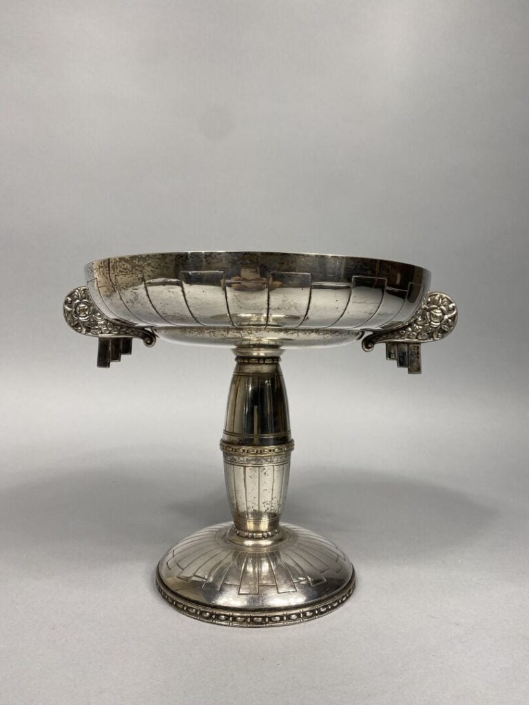 Coupe sur piédouche en métal argenté à deux anses à décor de fleurs stylisées -…