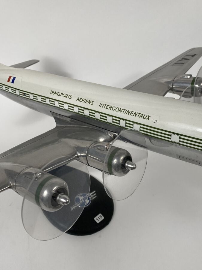 Douglas DC6B pour la TAI (transport s intercontinentaux) F-BGOB. 1/50ème, réali…
