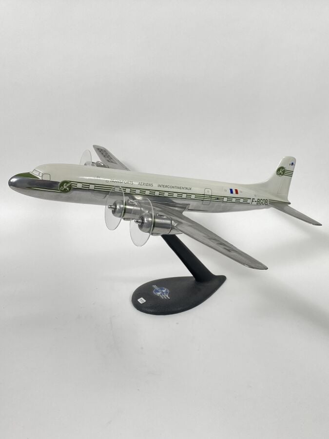 Douglas DC6B pour la TAI (transport s intercontinentaux) F-BGOB. 1/50ème, réali…