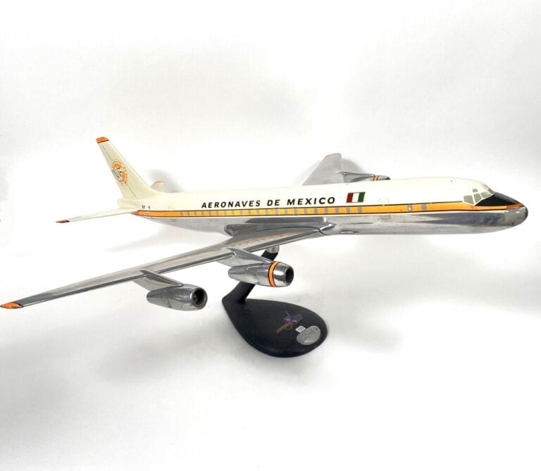 Douglas DC8-50 Aerones de Mexico au 1/50ème en aluminium, réalisé par Douglas f…