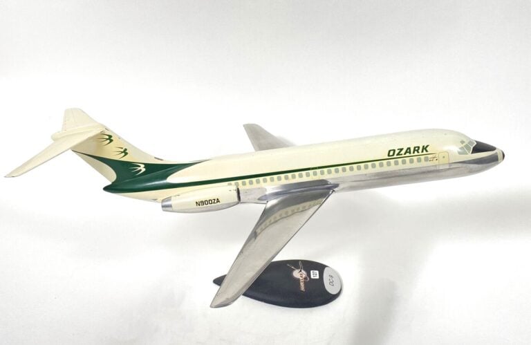 Douglas DC9-15 Ozark Airlines N900Z , au 1/50ème en aluminium, réalisé par Doug…
