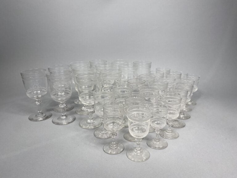 Ensemble de deux mannettes de verrerie comprenant des verres à pied, coupe à ch…