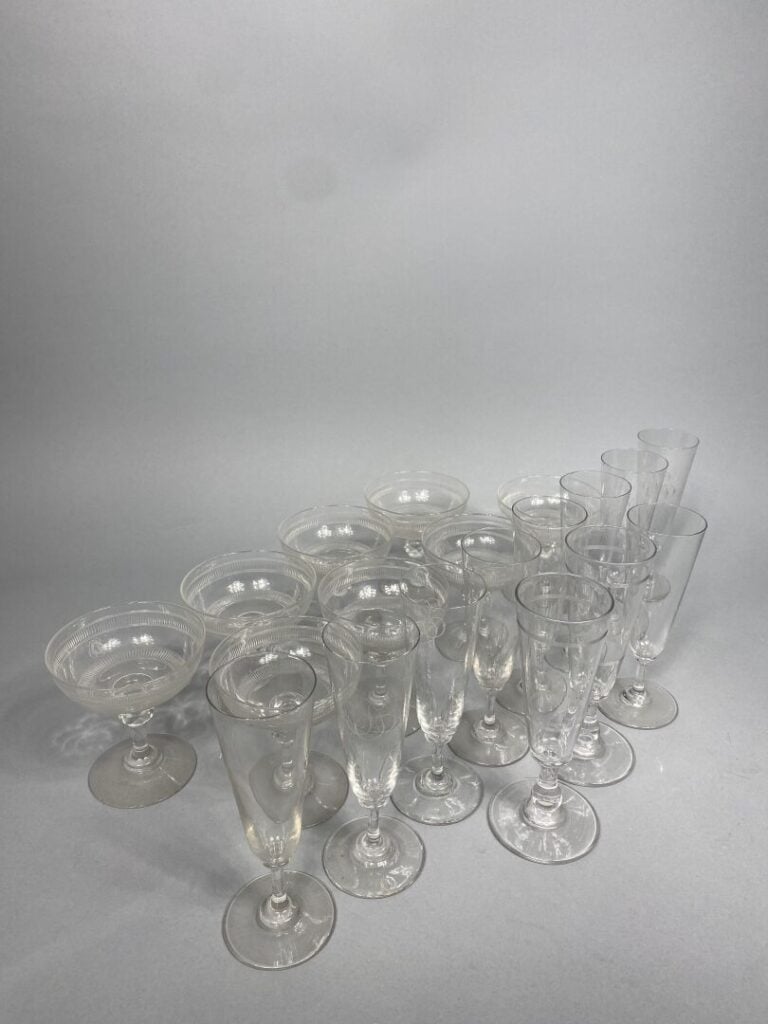 Ensemble de deux mannettes de verrerie comprenant des verres à pied, coupe à ch…