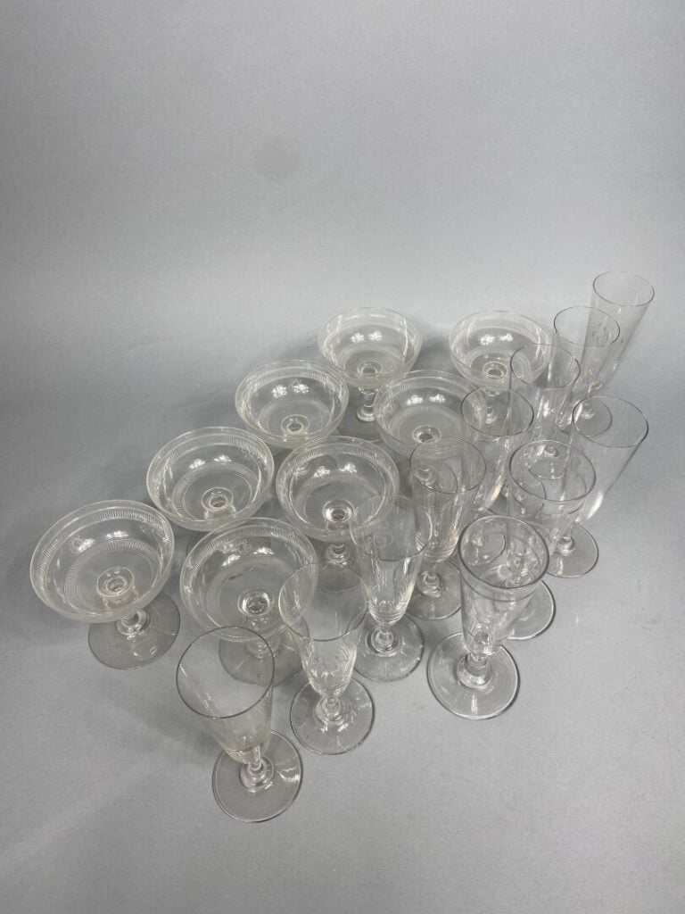 Ensemble de deux mannettes de verrerie comprenant des verres à pied, coupe à ch…
