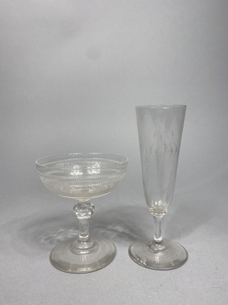 Ensemble de deux mannettes de verrerie comprenant des verres à pied, coupe à ch…