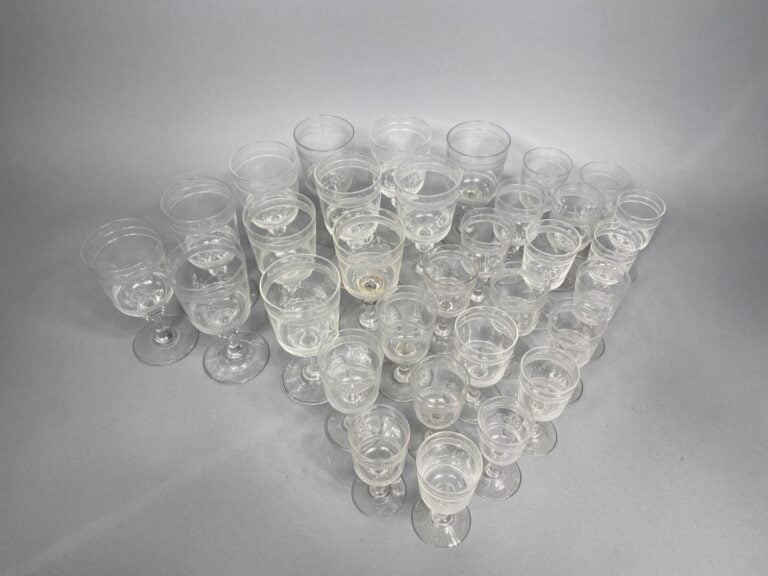 Ensemble de deux mannettes de verrerie comprenant des verres à pied, coupe à ch…