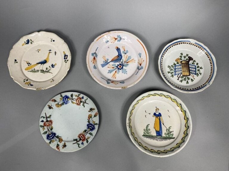Ensemble de dix assiettes en faïence à décor de bouquets de fleurs, oiseaux, co…