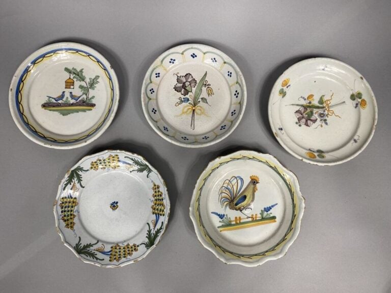 Ensemble de dix assiettes en faïence à décor de bouquets de fleurs, oiseaux, co…