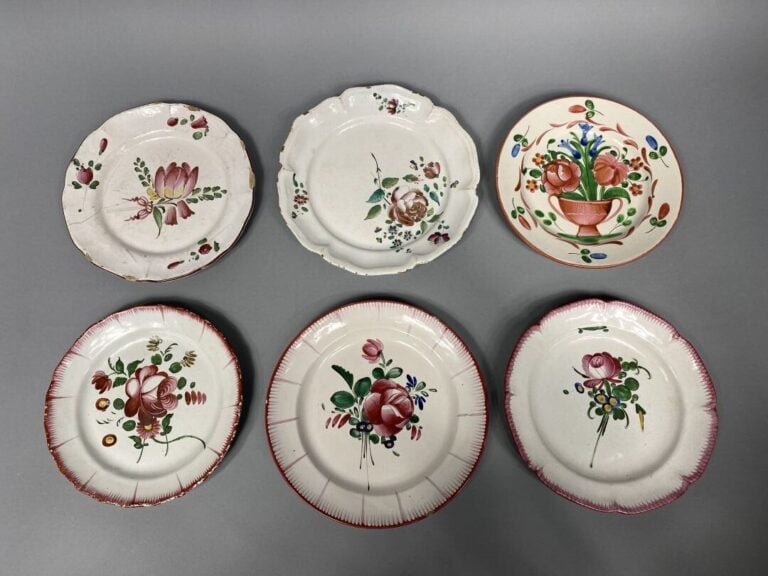 Ensemble de six assiettes en faïence à décor floral polychrome dans le goût de…