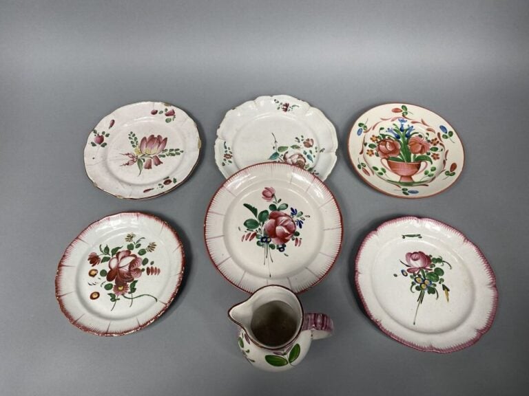 Ensemble de six assiettes en faïence à décor floral polychrome dans le goût de…