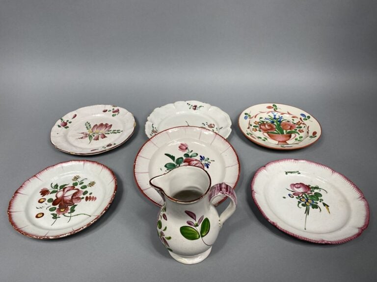 Ensemble de six assiettes en faïence à décor floral polychrome dans le goût de…