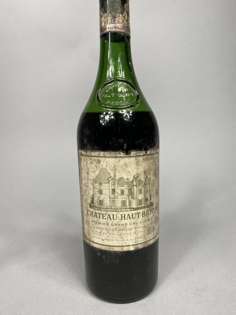Ensemble de trois bouteilles Château Haut-Brion, 1969 - (etiquettes et capsules…