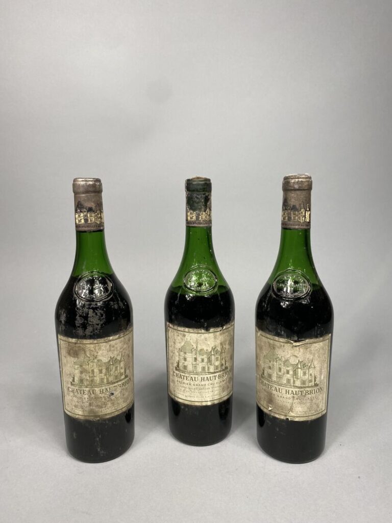 Ensemble de trois bouteilles Château Haut-Brion, 1969 - (etiquettes et capsules…