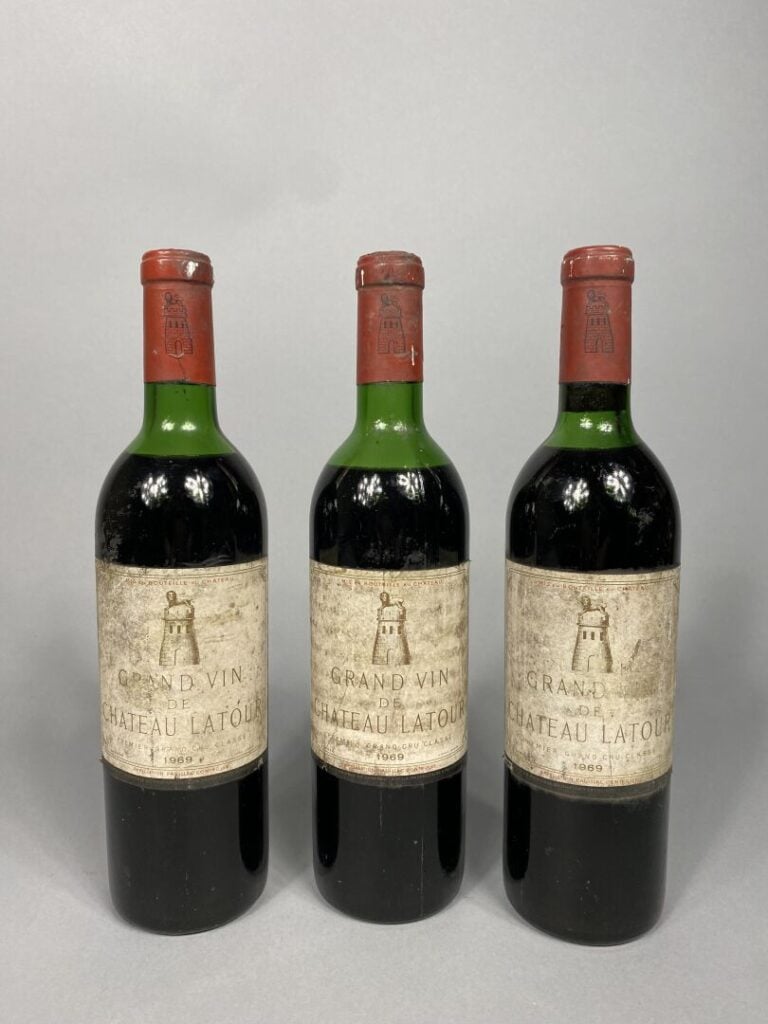 Ensemble de trois bouteilles Grand vin de Château Latour, 1969 - (etiquettes et…