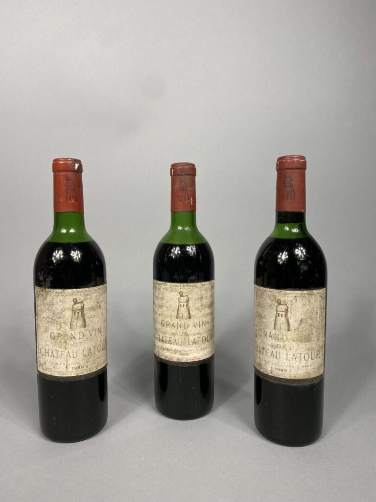 Ensemble de trois bouteilles Grand vin de Château Latour, 1969 - (etiquettes et…