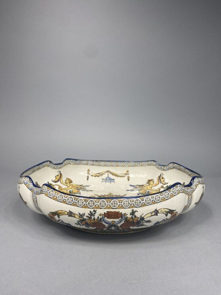 GIEN - Plat en faïence à bord contourné modèle Renaissance à décor émaillé poly…
