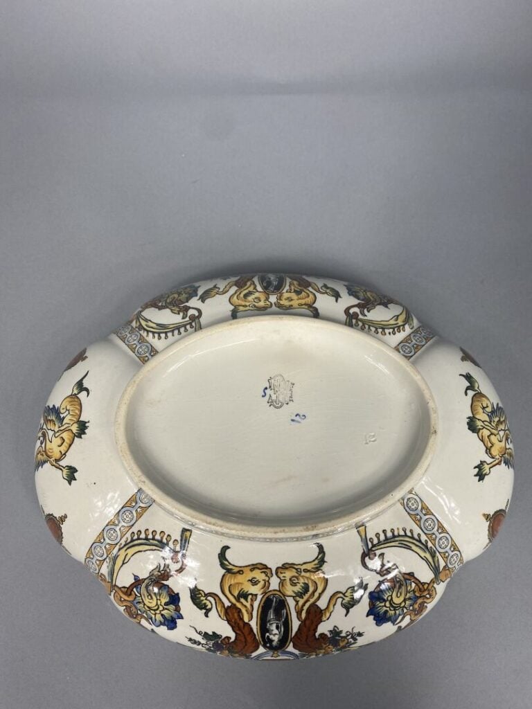 GIEN - Plat en faïence à bord contourné modèle Renaissance à décor émaillé poly…