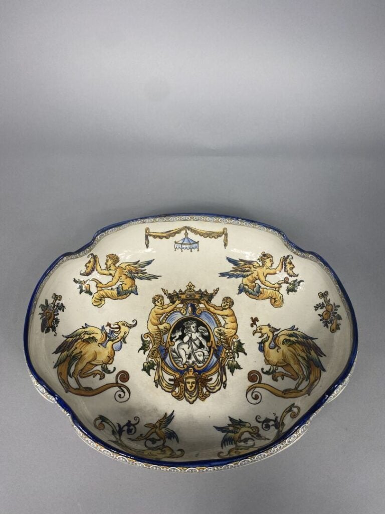 GIEN - Plat en faïence à bord contourné modèle Renaissance à décor émaillé poly…