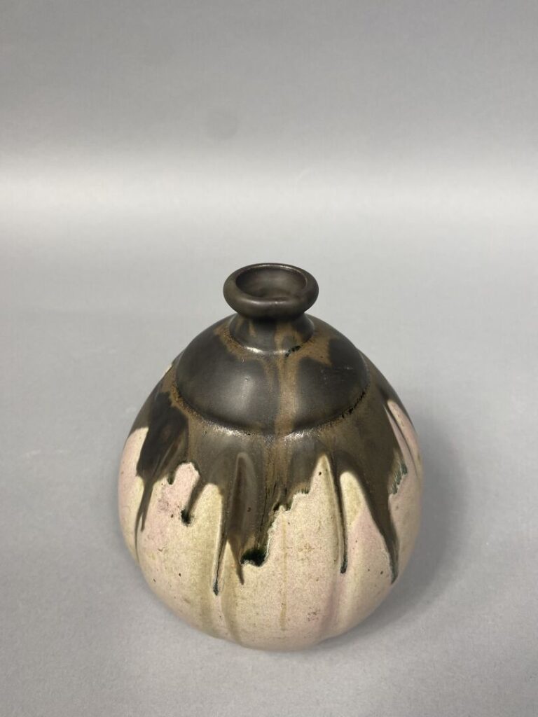 Gilbert METENIER (1876-1957) - Vase soliflore à panse côtelée et petit col ourl…