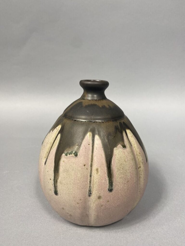 Gilbert METENIER (1876-1957) - Vase soliflore à panse côtelée et petit col ourl…