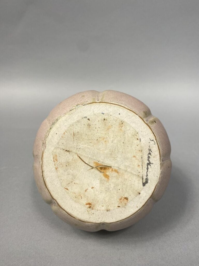 Gilbert METENIER (1876-1957) - Vase soliflore à panse côtelée et petit col ourl…
