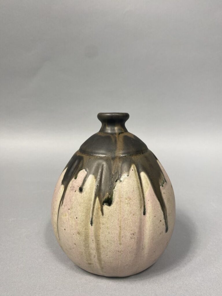 Gilbert METENIER (1876-1957) - Vase soliflore à panse côtelée et petit col ourl…