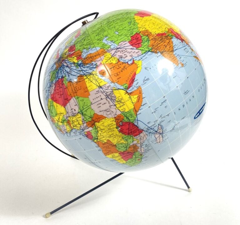 Globe Air France gonflable, carte Taride, dia. 60 cm, 1967, en bon état