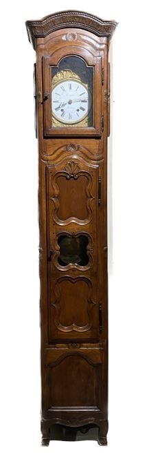 Grand régulateur de parquet en noyer mouluré et sculpté de coquille, fleurettes…